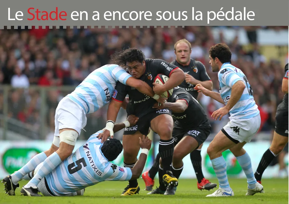Graphisme double page photo, le Stade Toulousain sur le terrain contre le Racing 92