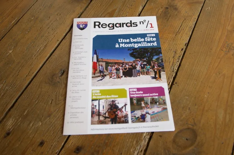Le journal municipal « Regards » n° 1 de Montgaillard-Lauragais, posé sur une table en bois