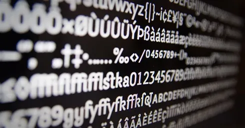 Détail de caractères typographiques en gros plan, fond noir