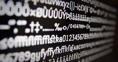 Détail de caractères typographiques en gros plan, fond noir